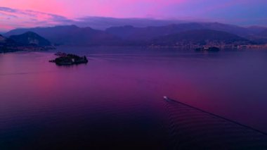 Maggiore Gölü 'nde güzel pembe gün batımı. Adanın havadan görünüşü, Isola Bella, Isola Superiore. İtalyan adasında yeni yıl tatili
