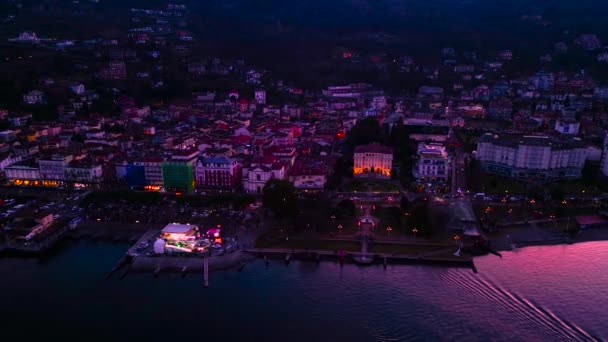พระอาท ตกส ชมพ สวยงามบนทะเลสาบ Maggiore ตาล Stresa นโดรนในช วงว นหย — วีดีโอสต็อก