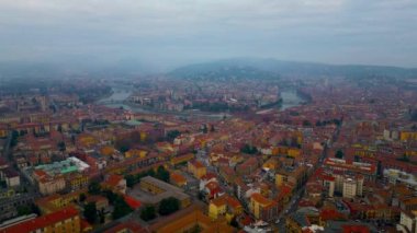 Verona şehrinin hava manzarası. İtalya 'da romantik bir şehir. Şehir silueti, tarihi şehir merkezi, kırmızı kiremitli çatılar, Veneto Bölgesi, İtalya.