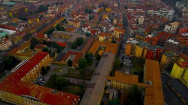 Verona şehrinin hava manzarası. İtalya 'da romantik bir şehir. Şehir silueti, tarihi şehir merkezi, kırmızı kiremitli çatılar, Veneto Bölgesi, İtalya.