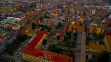 Verona şehrinin hava manzarası. İtalya 'da romantik bir şehir. Şehir silueti, tarihi şehir merkezi, kırmızı kiremitli çatılar, Veneto Bölgesi, İtalya.