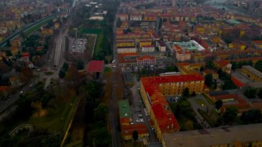 Verona şehrinin hava manzarası. İtalya 'da romantik bir şehir. Şehir silueti, tarihi şehir merkezi, kırmızı kiremitli çatılar, Veneto Bölgesi, İtalya.