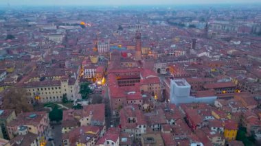 Verona, İtalya, Veneto 'nun havadan görünüşlü Lamberti Kulesi ve Juliets Evi Tarihi Merkezi