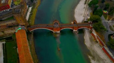 İtalya 'daki tarihi Verona şehrinin Castelvecchio Köprüsü hava manzarası. İtalya, Verona şehrinin hava manzarası. Tarihi İtalyan şehri Verona 'nın hava manzarası.