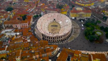 İtalya 'daki Arena di Verona Havaalanı manzarası. Verona şehrindeki Piazza Sütyen üzerinde dairesel uçuş. İtalya 'da Noel ve yeni yıl tatili. Verona, İtalya, Veneto kentinin merkezi tarihi bölümünün en üst görüntüsü. 