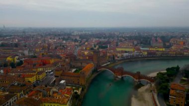 İtalya 'daki tarihi Verona şehrinin Castelvecchio Köprüsü hava manzarası. İtalya, Verona şehrinin hava manzarası. Tarihi İtalyan şehri Verona 'nın hava manzarası.