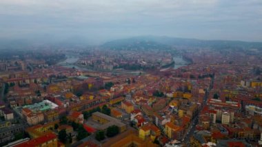 Verona şehrinin hava manzarası. İtalya 'da romantik bir şehir. Şehir silueti, tarihi şehir merkezi, kırmızı kiremitli çatılar, Veneto Bölgesi, İtalya.
