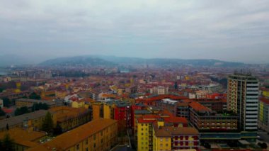 Verona şehrinin hava manzarası. İtalya 'da romantik bir şehir. Şehir silueti, tarihi şehir merkezi, kırmızı kiremitli çatılar, Veneto Bölgesi, İtalya.