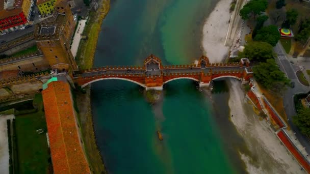 カステルヴェッキオ橋 イタリアのヴェローナの歴史的な都市の空想的な眺め イタリアのヴェローナ市の航空写真 ヴェローナの歴史的なイタリアの都市の航空パノラマ — ストック動画