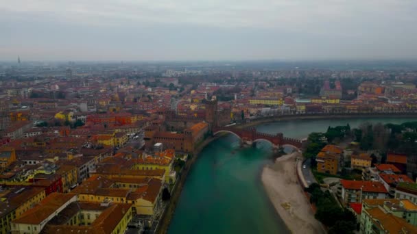 卡斯特维乔桥俯瞰意大利历史名城维罗纳 意大利维罗纳市的空中景观 意大利历史名城维罗纳的空中全景 — 图库视频影像