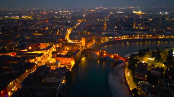 意大利历史名城维罗纳一座无人驾驶的Castelvecchio桥的夜景 斯卡里格桥 建于1355年 Adige河大桥 — 图库视频影像