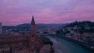 Günbatımında Verona 'nın romantik şehrinin insansız hava aracı görüntüsü. Veneto bölgesi, İtalya. 11.01.2024