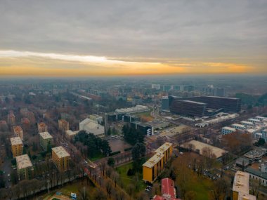 Şehir manzarası üst görünümü. Bulutlu bir havada İHA 'nın günbatımından İtalyan şehir manzarası, San Donato Milano, İtalya' nın insansız hava aracı manzarası. Yüksek kalite fotoğraf