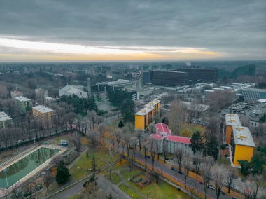 Şehir manzarası üst görünümü. Bulutlu bir havada İHA 'nın günbatımından İtalyan şehir manzarası, San Donato Milano, İtalya' nın insansız hava aracı manzarası. Yüksek kalite fotoğraf