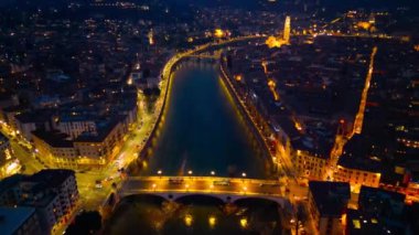 Verona gece görüşünde bir drondan. Arena di Verona Havacılık. Yukarıdan bir gece şehri. Yüksek kalite 4k görüntü