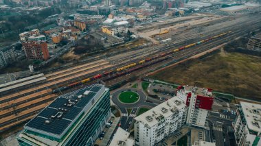 Hava fotoğrafçılığı Santa Giulia, Milan, İtalya 3.01.2023 Rogoredo ve Talledo bölgeleri arasında, Milano 'nun güneydoğu eteklerinde yerleşim alanı. Yüksek kalite fotoğraf