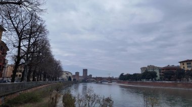 İtalya, Verona 14.01.2024 Kuzey İtalya 'da Venedik bölgesinde bir şehirdir. Eski kasaba alanı Adige Nehri 'nin bir kıvrımında yer almaktadır. Yüksek kalite fotoğraf