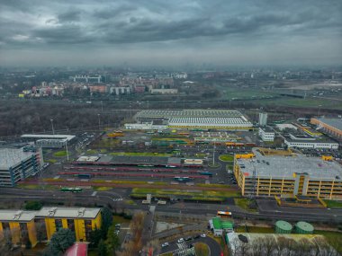 San Donato Milano metro istasyonunun en iyi manzarası. Şehir manzarası hava fotoğrafçılığı. İHA 'nın şehir manzarası bulutlu havada gün batımından San Donato Milano, İtalya' nın insansız hava aracı görüntüsü. 