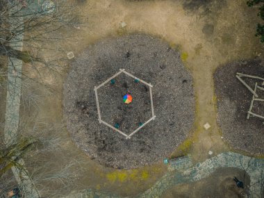 Barış bayrağı taşıyan şemsiye. Hava görüntüleme parkı.