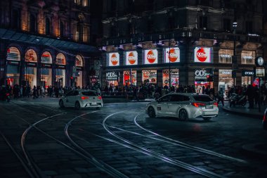 Milan, Lombardy 'nin merkezinde bir gece şehri, İtalya 25.12.2023. Yüksek kalite fotoğraf