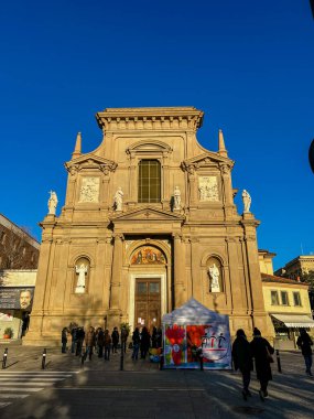 İtalya 'nın Bergamo kenti, Milano' nun kuzeydoğusunda Lombardy bölgesinde. Citta Alta, Lombardy, İtalya 25.12.2023 adında kaldırımlı sokakları olan eski bir kasaba. Yüksek kalite fotoğraf