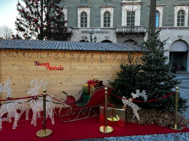 İtalya 'nın Bergamo kenti, Milano' nun kuzeydoğusunda Lombardy bölgesinde. Citta Alta, Lombardy, İtalya 25.12.2023 adında kaldırımlı sokakları olan eski bir kasaba. Yüksek kalite fotoğraf