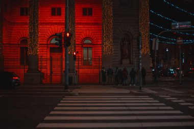 Milan, İtalya 25.12.2023 Milano Caddesi. İtalya 'nın Lombard bölgesinin başkenti Milan' da tipik İtalyan binaları ve sokak manzarası. Yüksek kalite fotoğraf