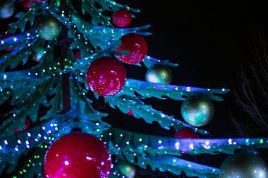 Atlıkarınca cazibesi Noel ağacı şeklinde. Noel Köyü bir Milano. Villaggio delle Meraviglie. İtalya, Milan 03.01.2024. Yüksek kalite fotoğraf