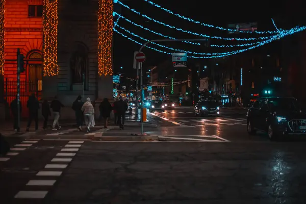 Milan, İtalya 25.12.2023 Milano Caddesi. İtalya 'nın Lombard bölgesinin başkenti Milan' da tipik İtalyan binaları ve sokak manzarası. Yüksek kalite fotoğraf
