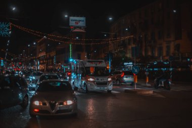 Milano Caddesi, gece. Porta Venezia, Corso Buenos Aires, Milan, İtalya 25.12.2023. Yüksek kalite fotoğraf