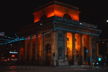 Milano Caddesi, gece. Porta Venezia, Corso Buenos Aires, Milan, İtalya 25.12.2023. Yüksek kalite fotoğraf