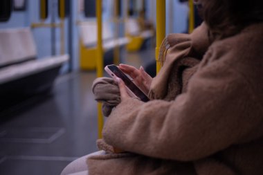 Genç İtalyan bir kadın yeraltı vagonunda oturuyor ve akıllı bir telefona bir mesaj yazıyor. Kız trende seyahat ediyor ve işe gitmeye hazırlanıyor. Tam çerçeve