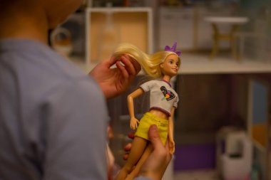 Bir kız bir bebekle oynuyor. Komik sevimli çocuk çocuk çocuk odasında eğleniyor. Yüksek kalite fotoğraf