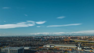 Moda başkenti Milan 'ı Aralık ayında bir dronun mavi gökyüzüne karşı izleyin. San Donato Milano 'dan Milan' ın insansız hava aracı görüntüsü. Metro istasyonu San Donato M3 Milano. 