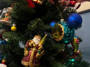 Yeni yıl süslemeleri ve oyuncakları. Yeni yıl atmosferi. Noel arkaplanını kapat. Yüksek kalite fotoğraf