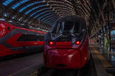 Milan, İtalya, 20 Aralık 2023. Milano Merkez İstasyonu 'nun yanındaki platformda yüksek hızlı tren. Yüksek kalite fotoğraf