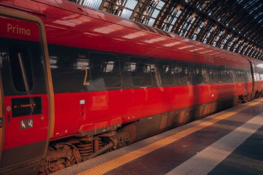 Milan, İtalya 18.12.2023. Milano 'daki tren istasyonu. Milano Centrale, İtalya 'nın en büyük tren istasyonu ve Avrupa' nın en büyük tren istasyonudur. Yüksek kalite fotoğraf