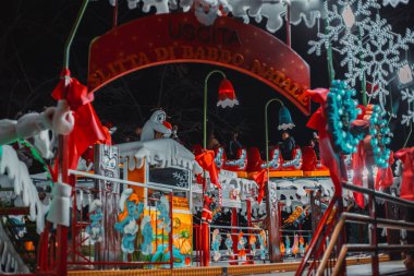 Noel Köyü Milano Villaggio delle Meraviglie. İtalya, Milan 03.01.2024. Yüksek kalite fotoğraf