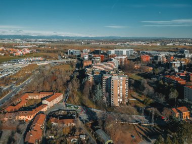 Yukarıdan şehir manzarası. Vista dal drone di San Donato Milano, Provincia di Milano, İtalya, Lombardia. Bir İtalyan şehrinin drone fotoğrafı. Dicembre 2023.