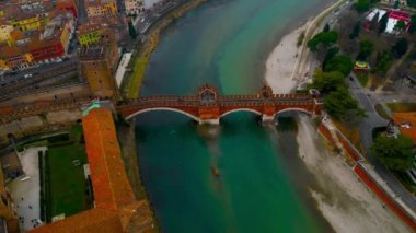 İtalya 'daki tarihi Verona şehrinin Castelvecchio Köprüsü hava manzarası. İtalya, Verona şehrinin hava manzarası. Tarihi İtalyan şehri Verona 'nın hava manzarası. Yüksek kalite 4k görüntü