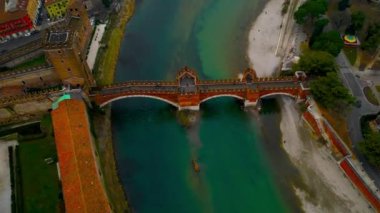 İtalya 'daki tarihi Verona şehrinin Castelvecchio Köprüsü hava manzarası. İtalya, Verona şehrinin hava manzarası. Tarihi İtalyan şehri Verona 'nın hava manzarası. Yüksek kalite 4k görüntü