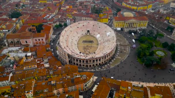 意大利维罗纳竞技场的空中景观 在维罗纳市的布拉广场上空盘旋 意大利维罗纳市历史中心部分的全景 — 图库视频影像