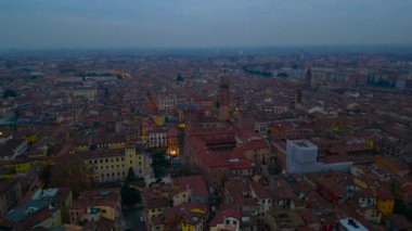 Günbatımında Verona 'nın romantik şehrinin insansız hava aracı görüntüsü. Veneto bölgesi, İtalya. 11.01.2024. Yüksek kalite 4k görüntü