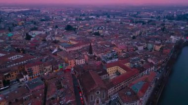 Günbatımında Verona 'nın romantik şehrinin insansız hava aracı görüntüsü. Veneto bölgesi, İtalya. 11.01.2024. Yüksek kalite 4k görüntü