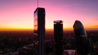 Güzel Şehir Günbatımı Milan Gökdelenleri Drone 'dan Akşam Manzarası. Milano Şehri 'nin havadan görünüşü, üç kule. Şehir Hayatı Bölgesi Alışveriş Milano, İtalya 7.1.2024. 