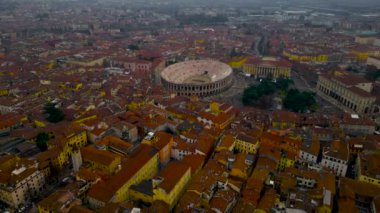 İtalya 'daki Arena di Verona' nın havadan görünüşü. Verona şehrindeki Piazza Sütyen üzerinde dairesel uçuş. İtalya 'nın Verona şehrinin merkezi tarihi bölümünün en üst görüntüsü. 