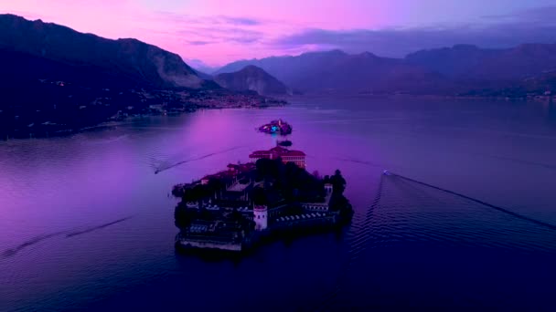 Όμορφο Ροζ Ηλιοβασίλεμα Στη Λίμνη Maggiore Αεροφωτογραφία Του Νησιού Isola — Αρχείο Βίντεο