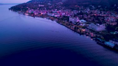 Maggiore Gölü, İtalya, Stresa 'da güzel pembe gün batımı. İtalya 'da Noel tatilinde İHA uçurmak. Yüksek kalite 4k görüntü