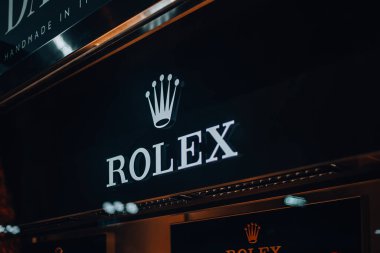 Milan 'da alışveriş. Yılbaşı tatilinde Milan 'ın merkezinde vitrinler. İtalya, Milano 25.12.2023. Yüksek kalite fotoğraf