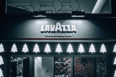 Milan 'da alışveriş. Yılbaşı tatilinde Milan 'ın merkezinde vitrinler. İtalya, Milano 25.12.2023. Yüksek kalite fotoğraf